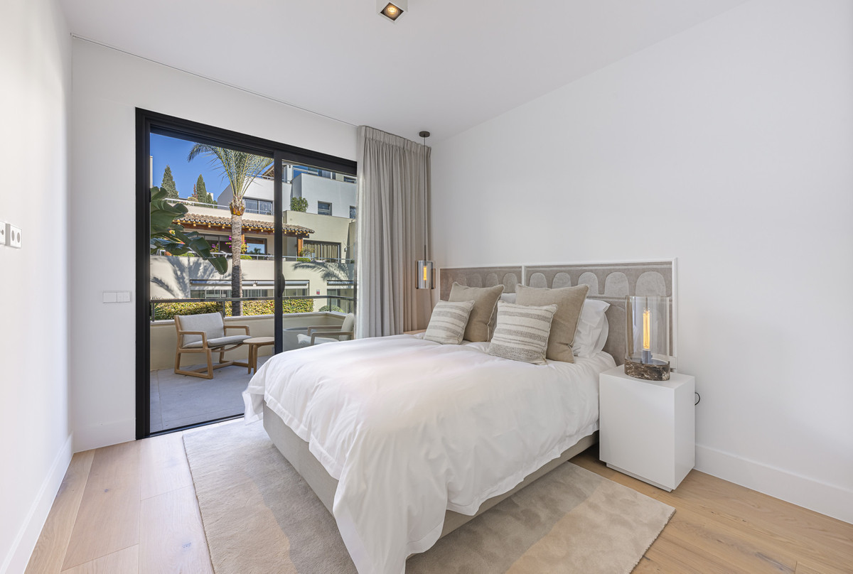 3 Bed Apartment for sale in The Golden Mile Costa Del Sol, Málaga, Spain
