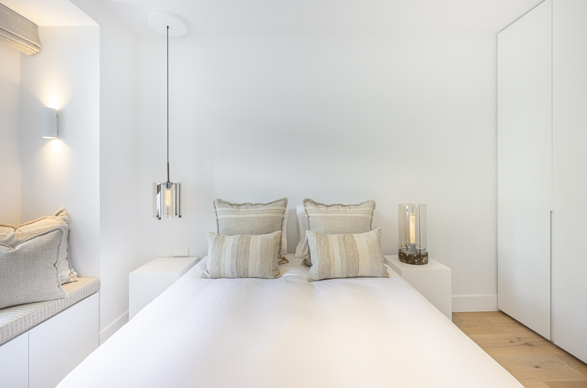 3 Bed Apartment for sale in The Golden Mile Costa Del Sol, Málaga, Spain