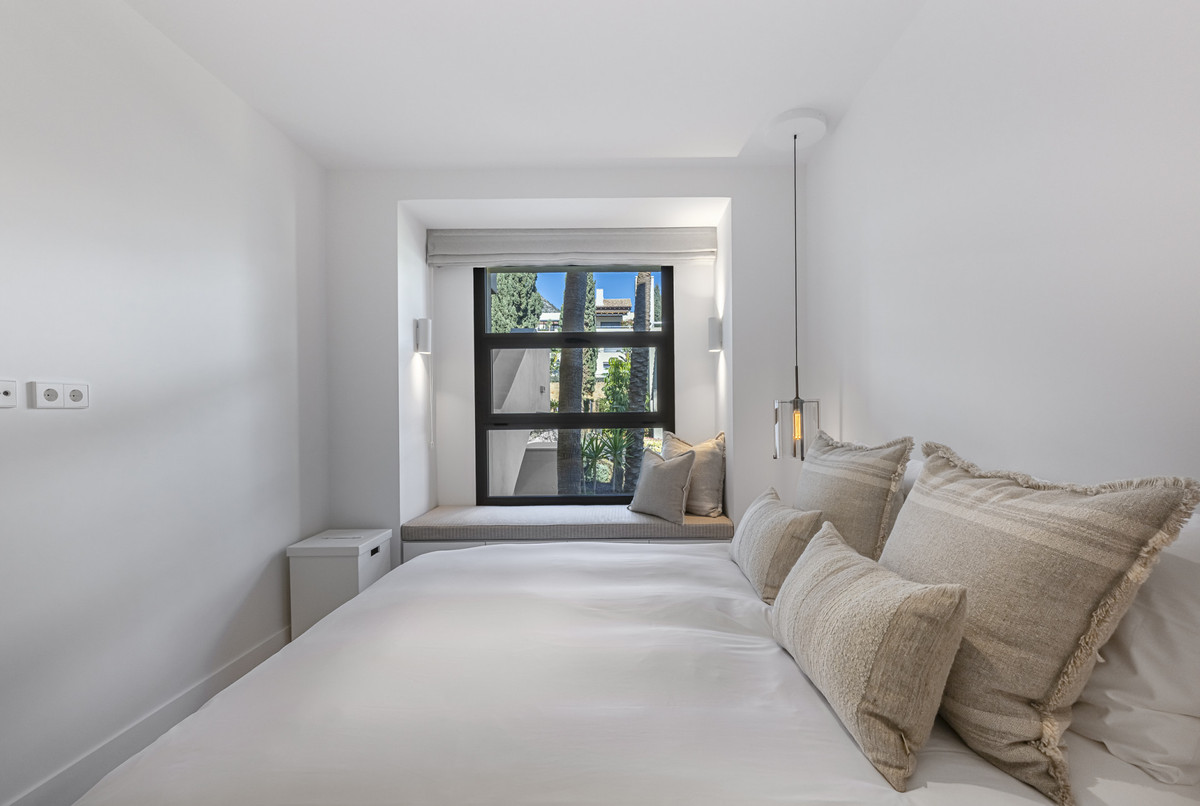 3 Bed Apartment for sale in The Golden Mile Costa Del Sol, Málaga, Spain