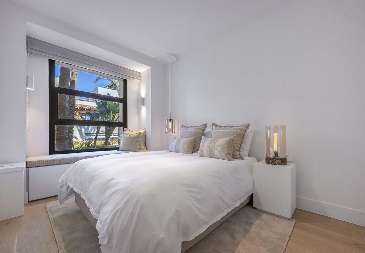 3 Bed Apartment for sale in The Golden Mile Costa Del Sol, Málaga, Spain