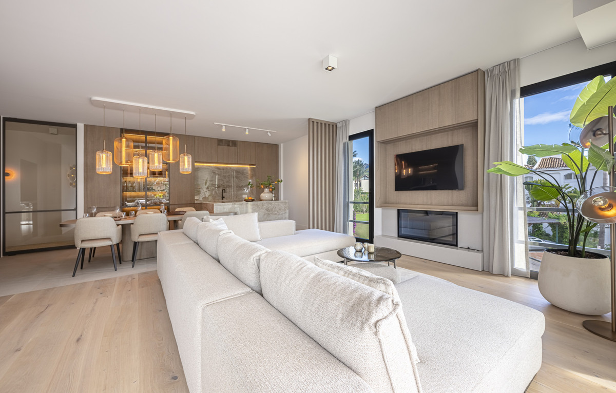 3 Bed Apartment for sale in The Golden Mile Costa Del Sol, Málaga, Spain