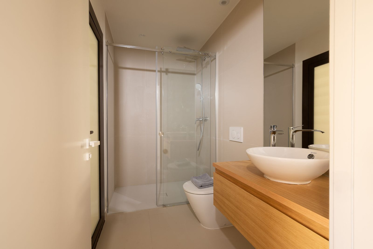 Se vende Apartamento Planta Media de 2 dormitorios en Costa Del Sol, Málaga, España
