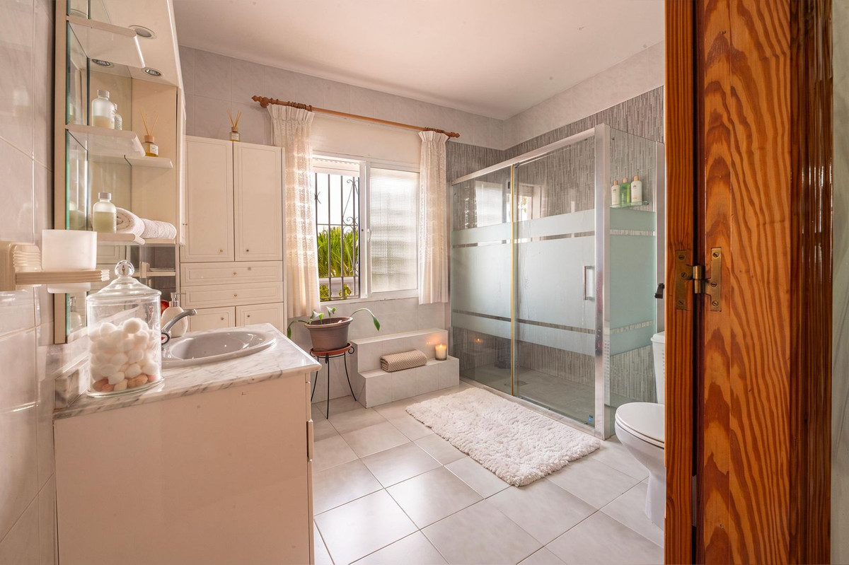 Se vende Villa - Chalet de 6 dormitorios en Costa Del Sol, Málaga, España