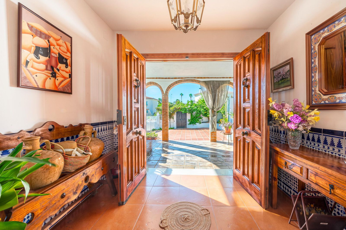 Se vende Villa - Chalet de 6 dormitorios en Costa Del Sol, Málaga, España