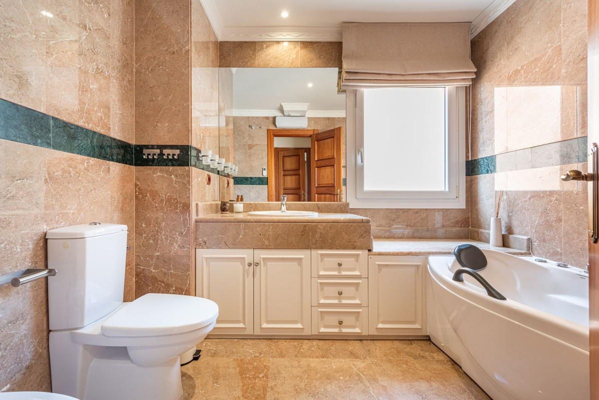 2 Bed Apartment for sale in Nueva Andalucía Costa Del Sol, Málaga, Spain