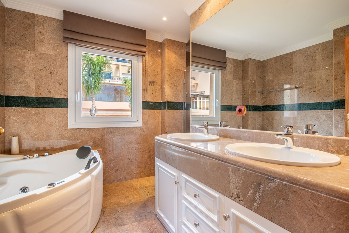 2 Bed Apartment for sale in Nueva Andalucía Costa Del Sol, Málaga, Spain