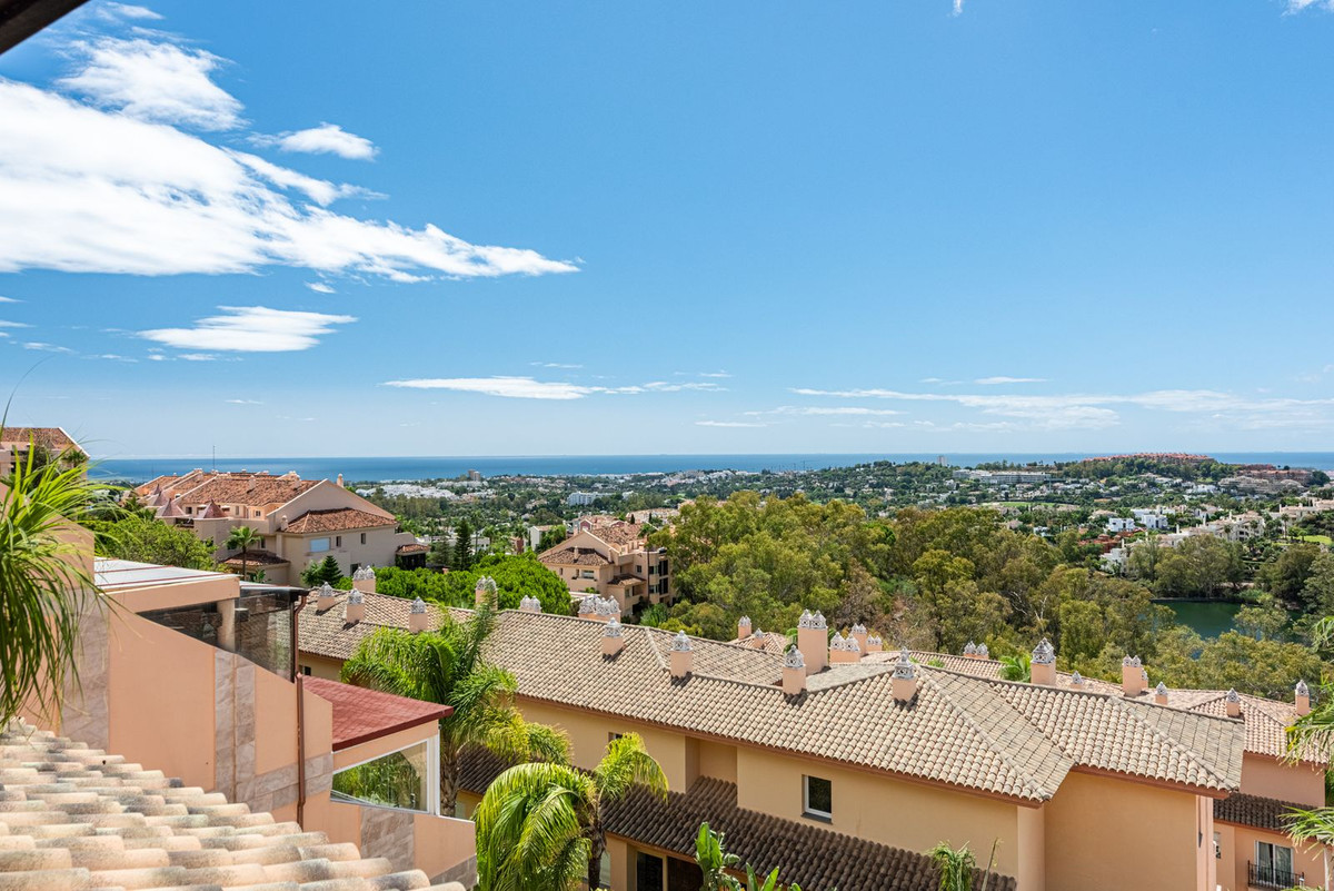 2 Bed Apartment for sale in Nueva Andalucía Costa Del Sol, Málaga, Spain