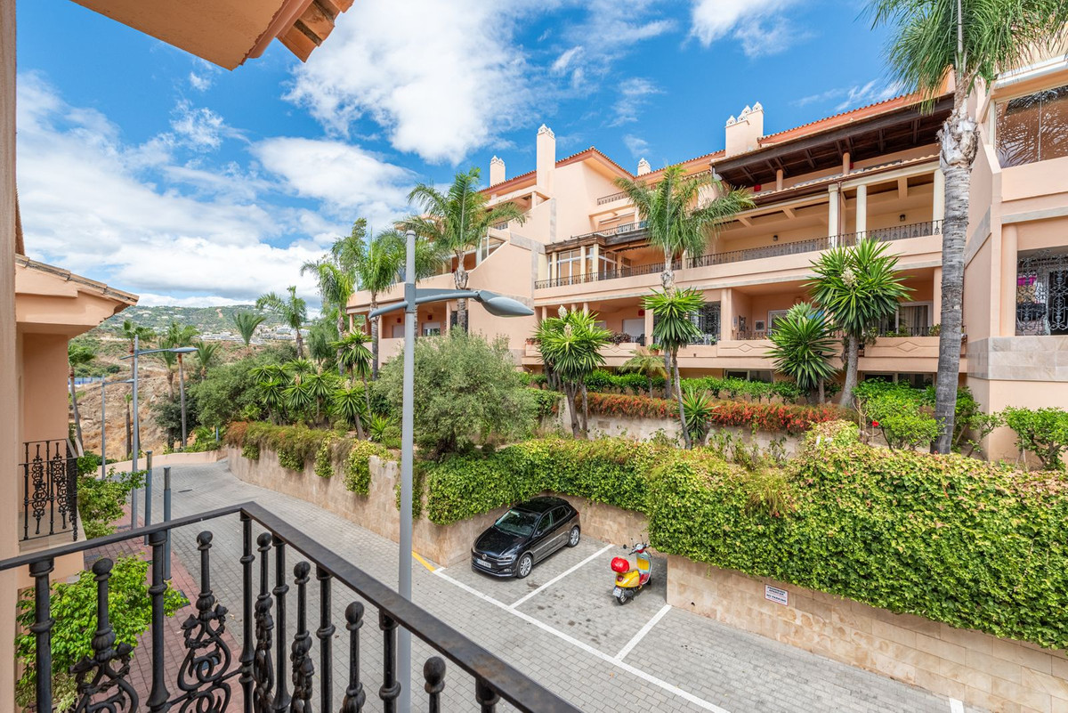 2 Bed Apartment for sale in Nueva Andalucía Costa Del Sol, Málaga, Spain