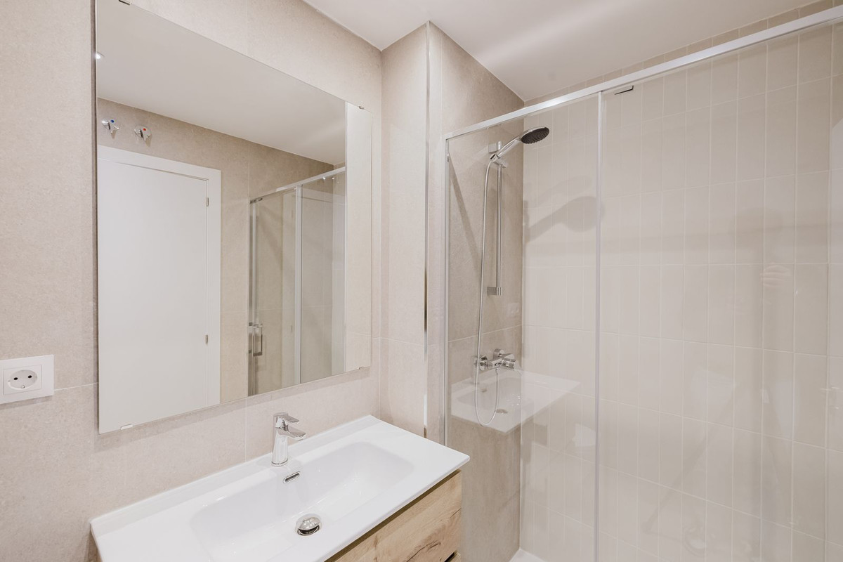 Se vende Apartamento Planta Media de 2 dormitorios en Costa Del Sol, Málaga, España