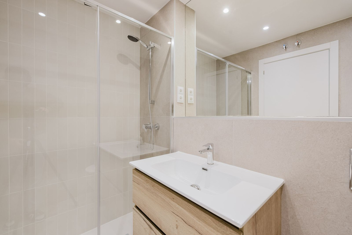 Se vende Apartamento Planta Media de 2 dormitorios en Costa Del Sol, Málaga, España