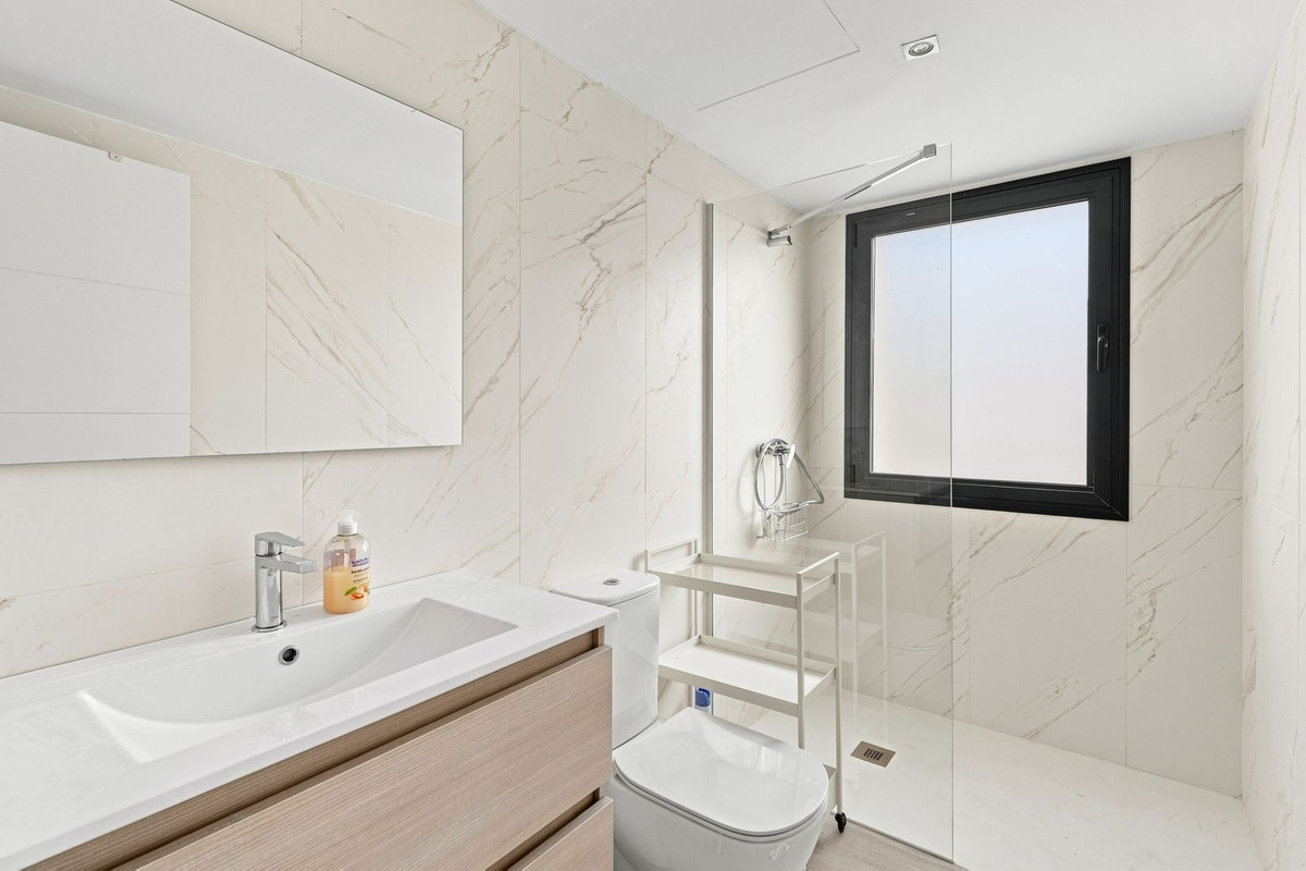 Se vende Apartamento Planta Media de 2 dormitorios en Costa Del Sol, Málaga, España