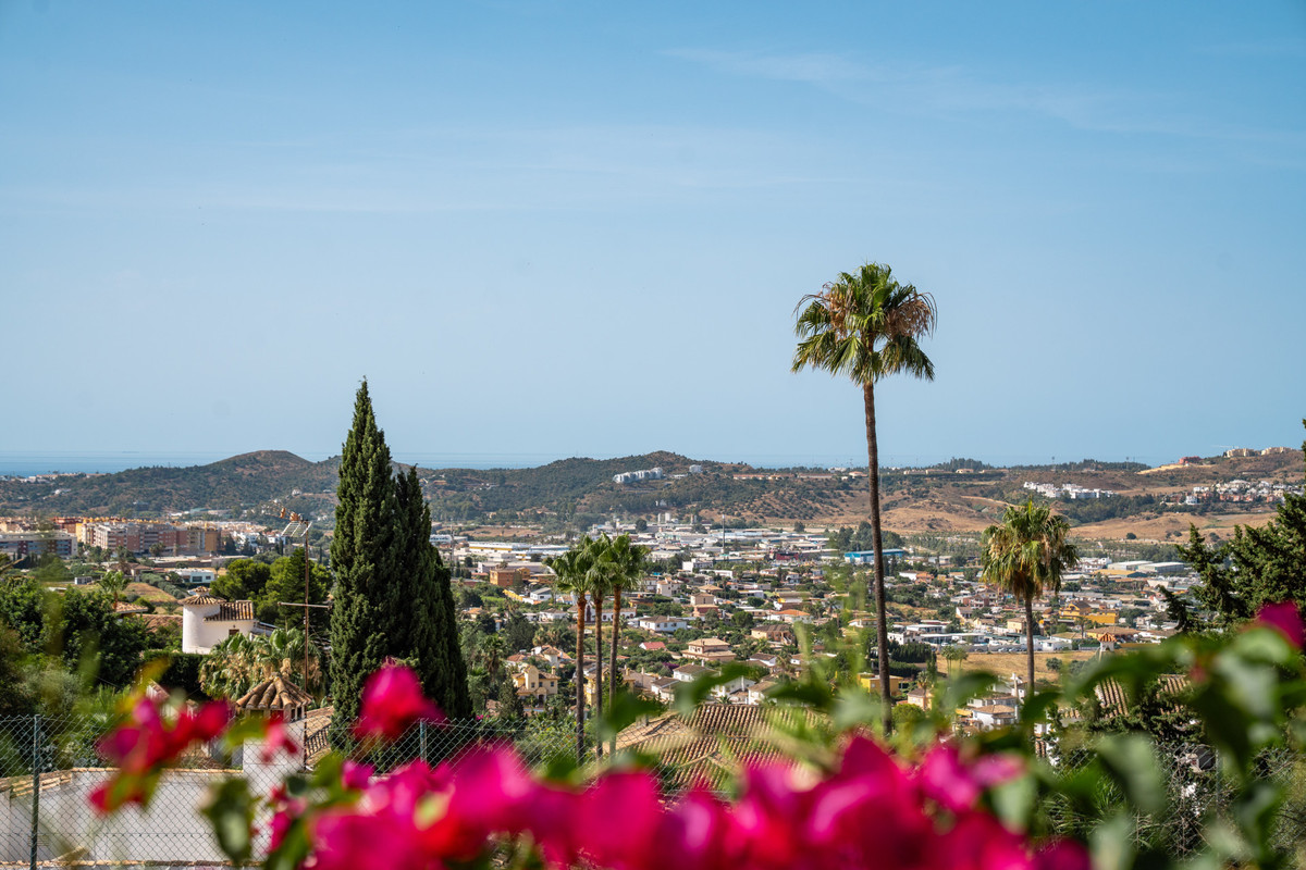 6 Bed Townhouse for sale in Sierrezuela Costa Del Sol, Málaga, Spain
