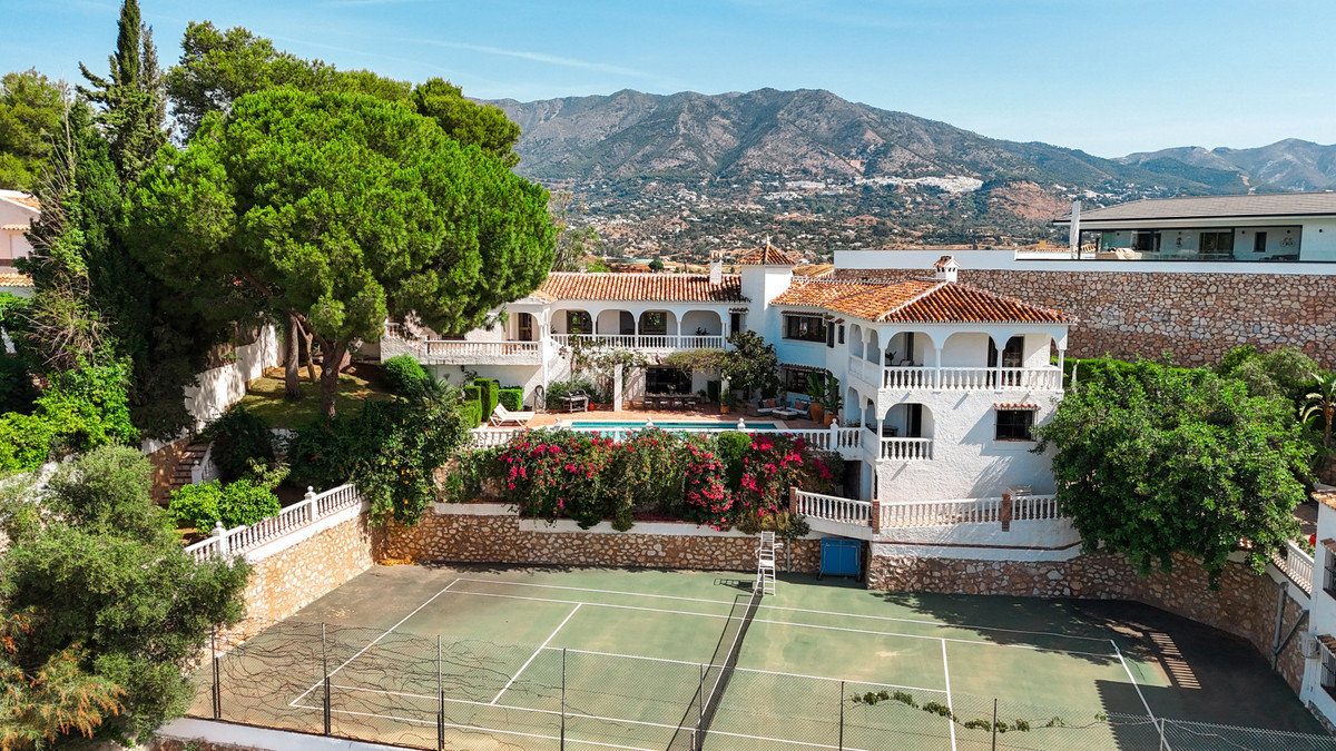 6 Bed Townhouse for sale in Sierrezuela Costa Del Sol, Málaga, Spain