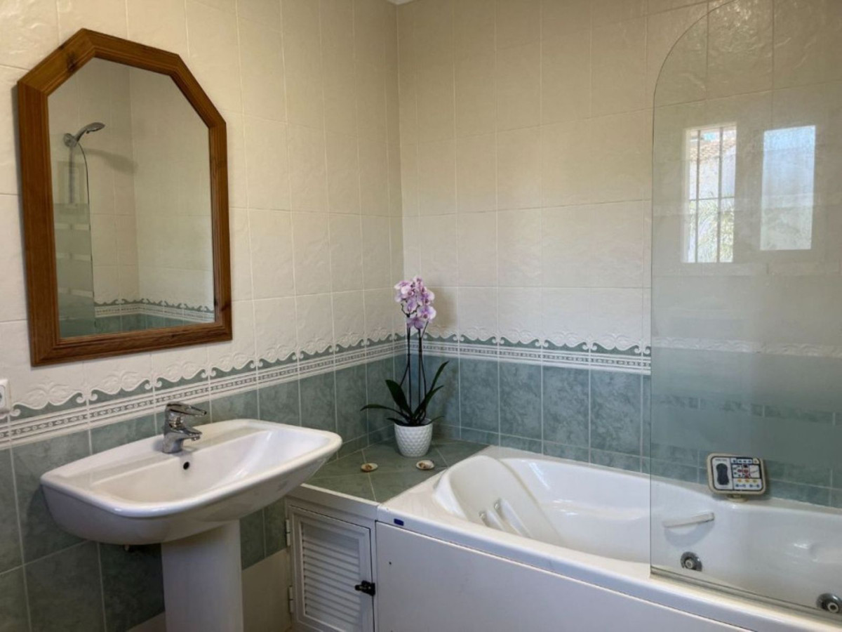 Se vende Villa - Chalet de 5 dormitorios en Costa Del Sol, Málaga, España