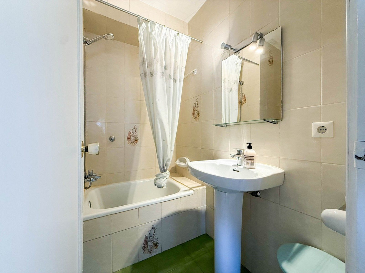 4 Bed Apartment for sale in Marbella Costa Del Sol, Málaga, Spain
