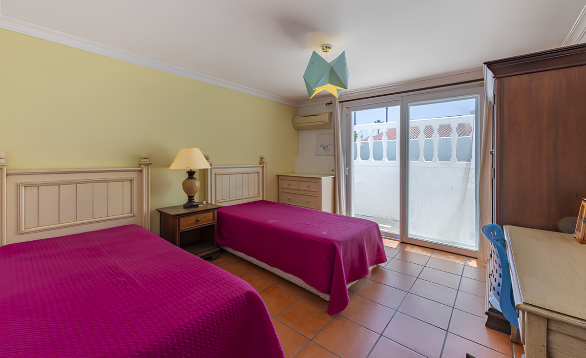 Se vende Villa - Chalet de 6 dormitorios en Costa Del Sol, Cadiz, España