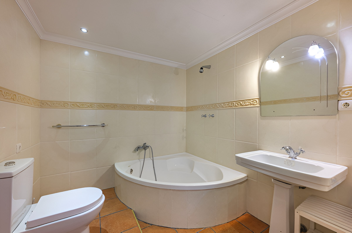 Se vende Villa - Chalet de 6 dormitorios en Costa Del Sol, Cadiz, España