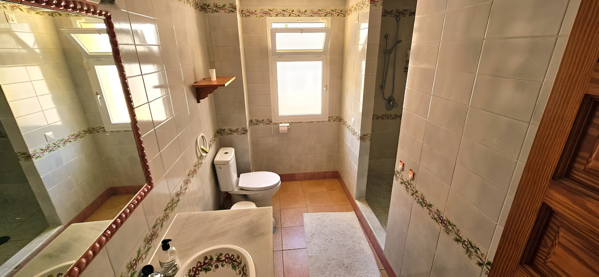Se vende Villa - Chalet de 6 dormitorios en Costa Del Sol, Cadiz, España