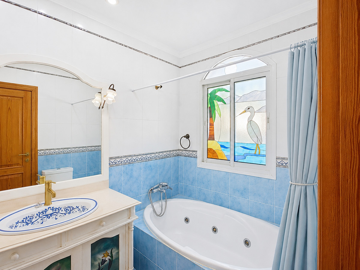 Se vende Villa - Chalet de 4 dormitorios en Costa Del Sol, Málaga, España