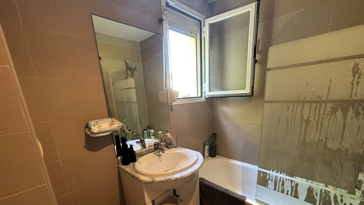 Se vende Apartamento Planta Media de 2 dormitorios en Costa Del Sol, Málaga, España