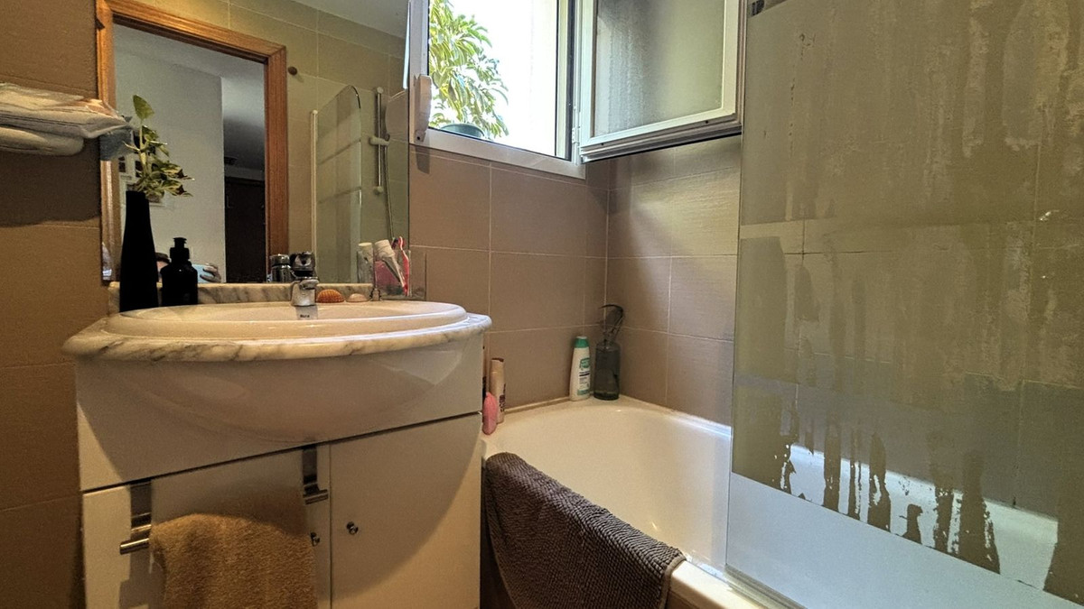 Se vende Apartamento Planta Media de 2 dormitorios en Costa Del Sol, Málaga, España