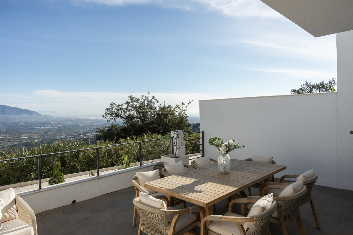 4 Bed Townhouse for sale in La Mairena Costa Del Sol, Málaga, Spain