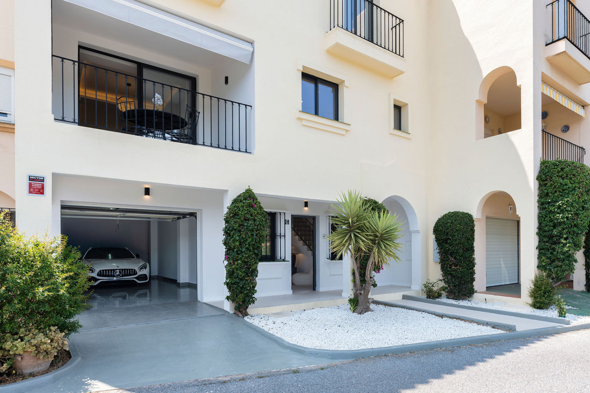 4 Bed Townhouse for sale in Nueva Andalucía Costa Del Sol, Málaga, Spain
