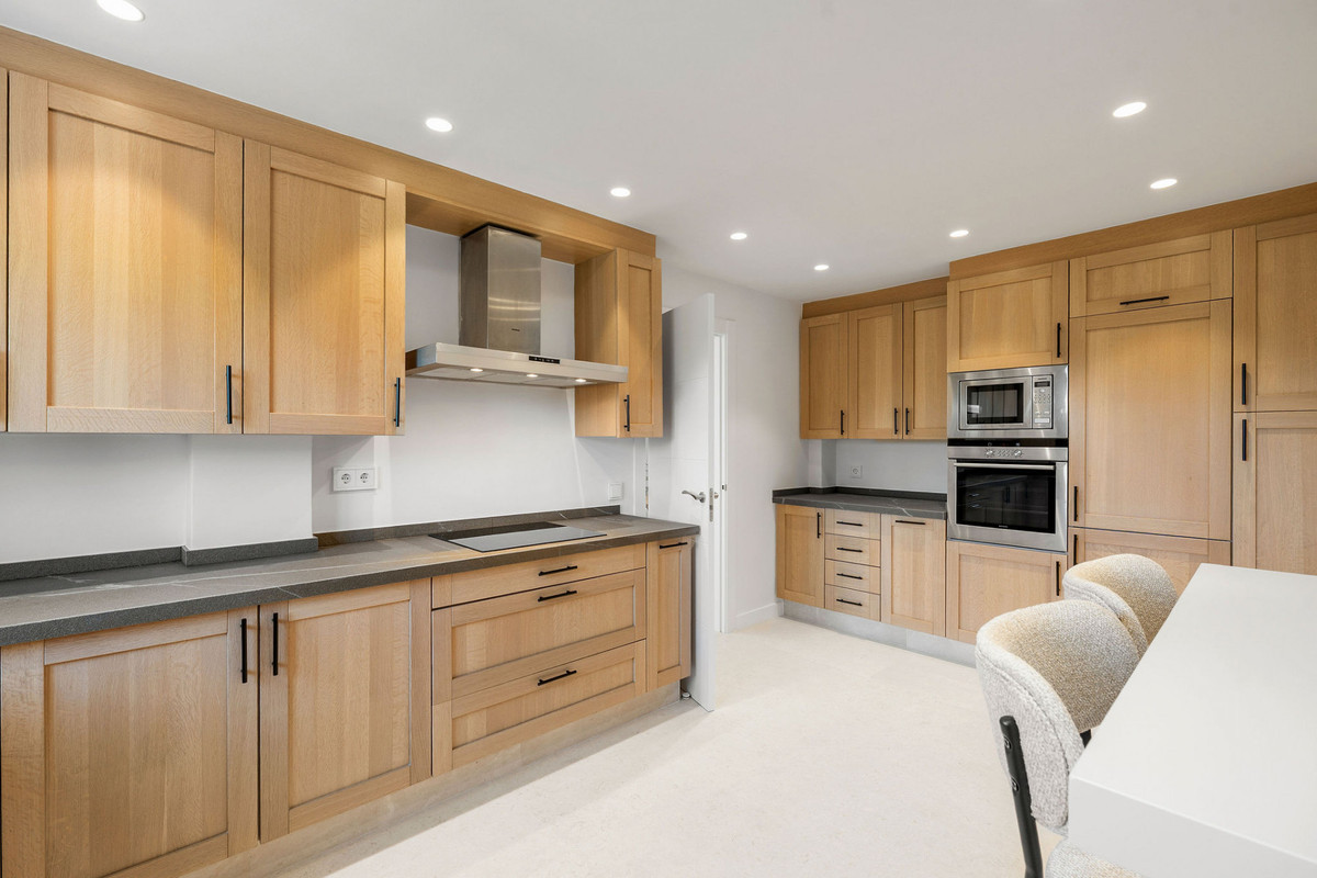 4 Bed Townhouse for sale in Nueva Andalucía Costa Del Sol, Málaga, Spain
