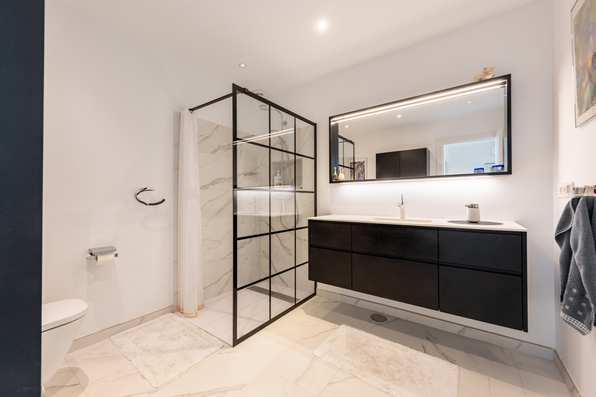 Se vende Apartamento Planta Media de 2 dormitorios en Costa Del Sol, Málaga, España