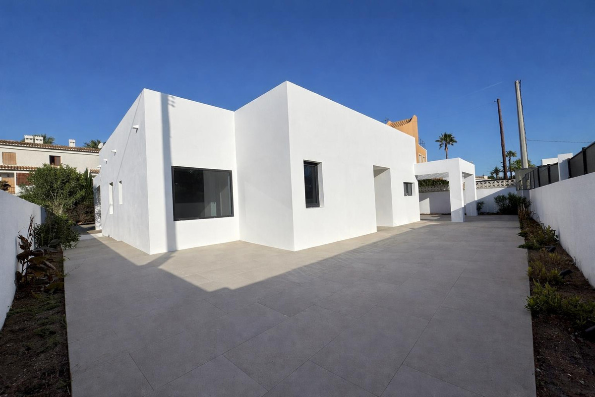 Se vende Villa - Chalet de 3 dormitorios en Costa Blanca, Alicante, España