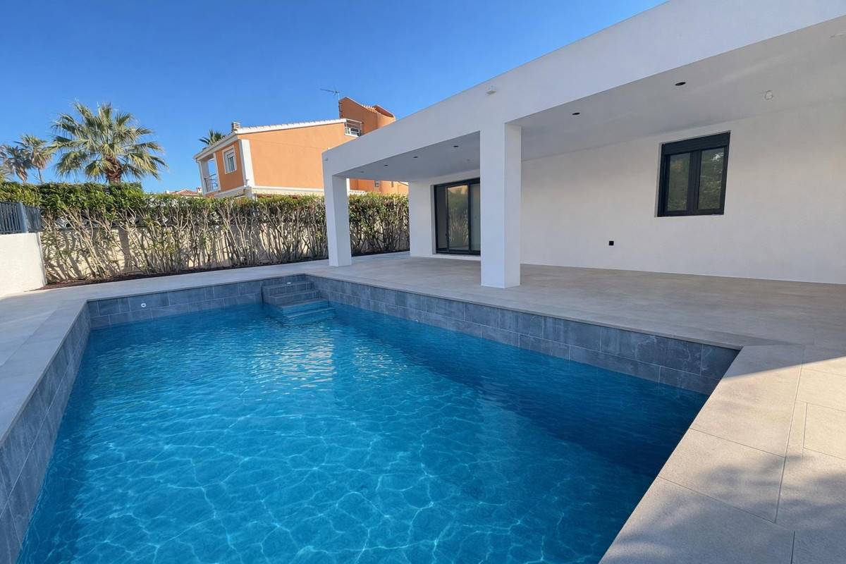Se vende Villa - Chalet de 3 dormitorios en Costa Blanca, Alicante, España