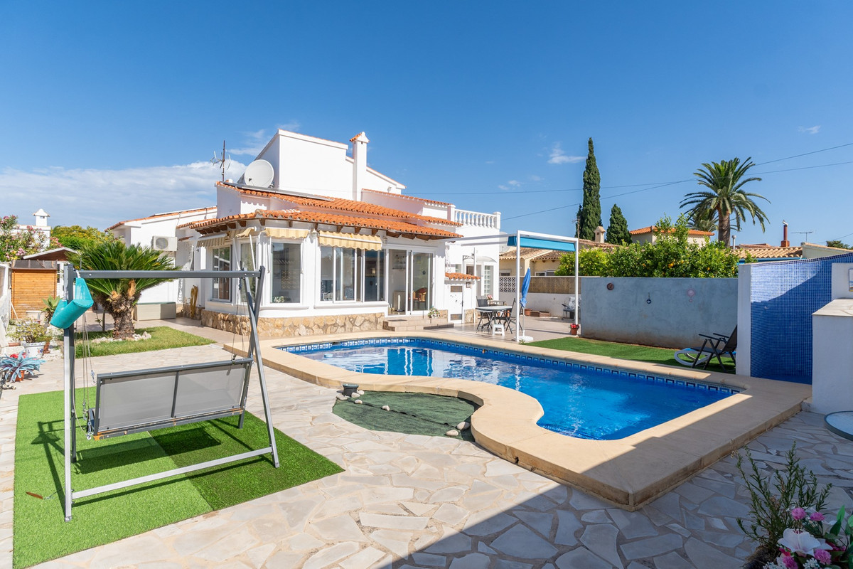 Se vende Villa - Chalet de 4 dormitorios en Costa Blanca, Alicante, España