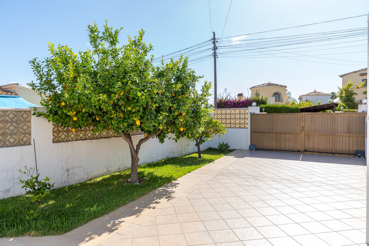 Se vende Villa - Chalet de 4 dormitorios en Costa Blanca, Alicante, España