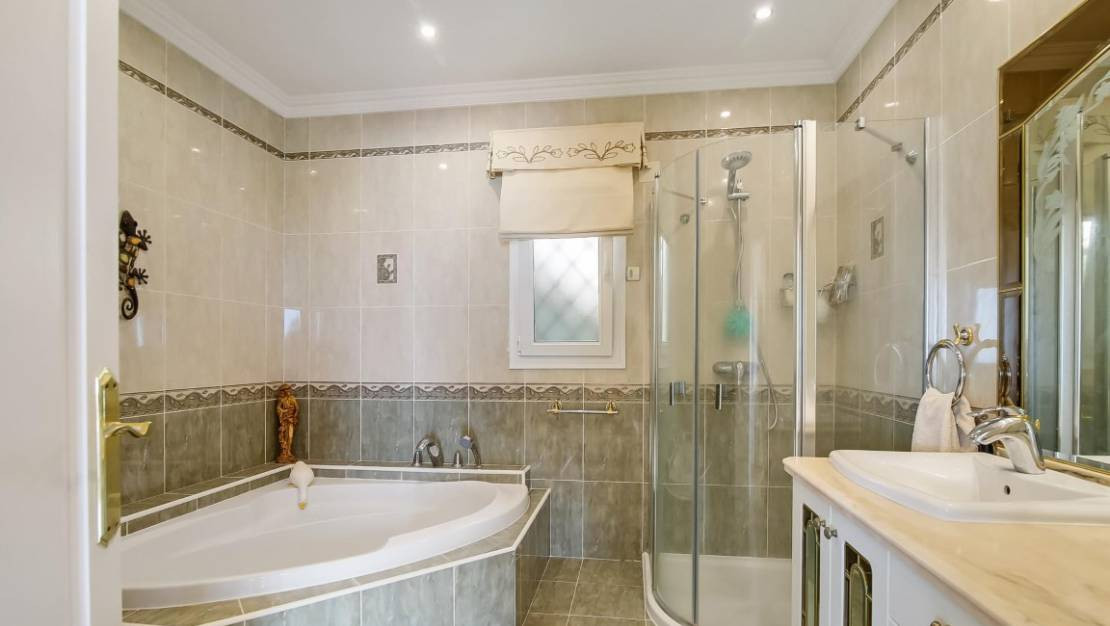 Se vende Villa - Chalet de 4 dormitorios en Costa Blanca, Alicante, España