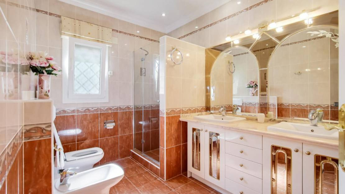 Se vende Villa - Chalet de 4 dormitorios en Costa Blanca, Alicante, España