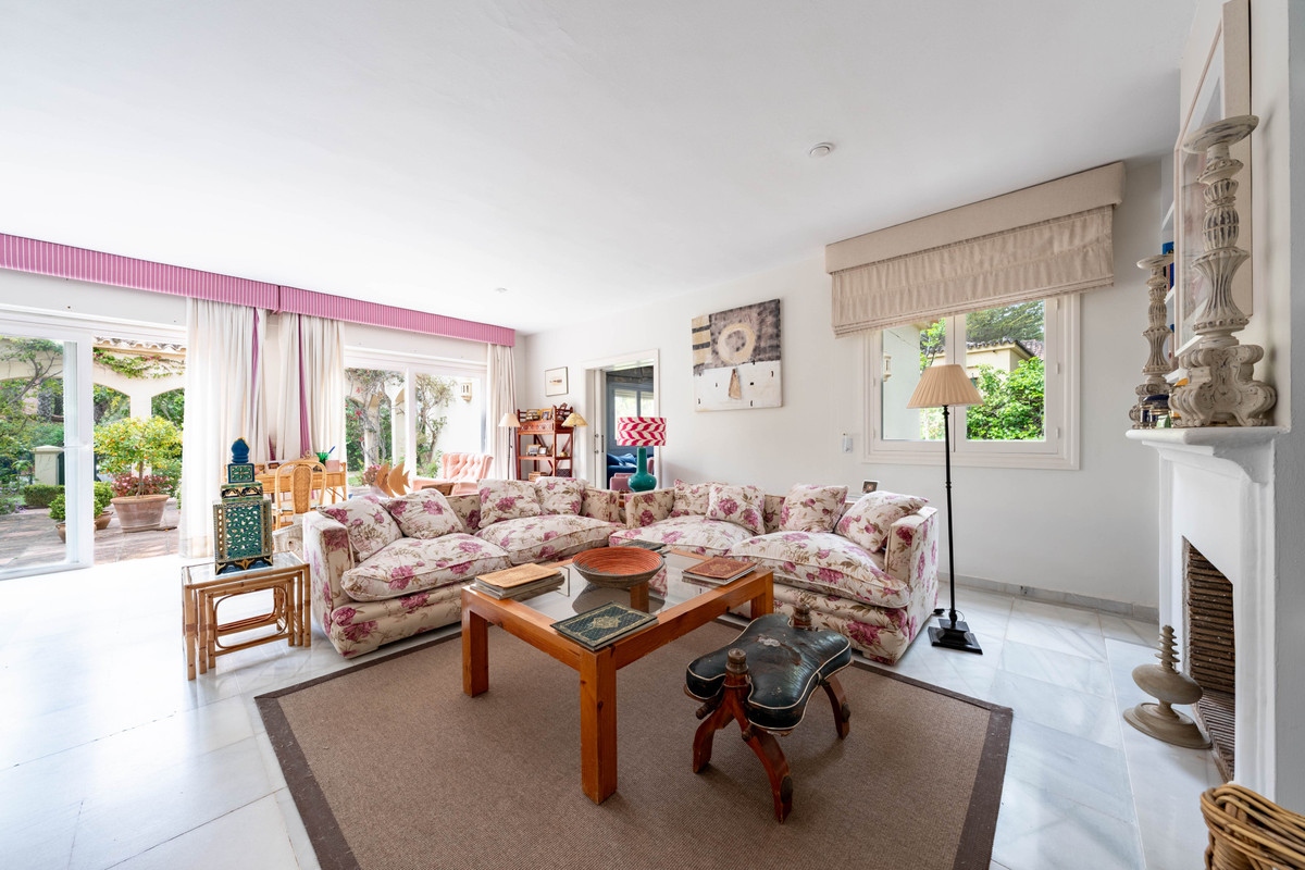 Se vende Villa - Chalet de 5 dormitorios en Costa Del Sol, Cadiz, España