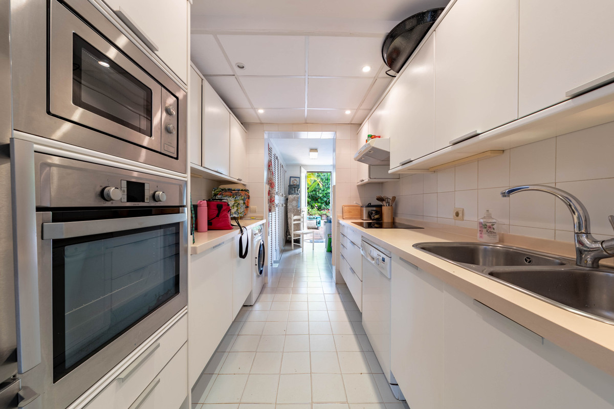 Se vende Villa - Chalet de 5 dormitorios en Costa Del Sol, Cadiz, España