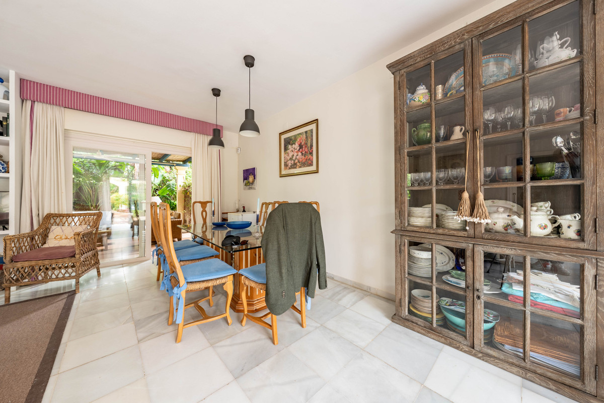 Se vende Villa - Chalet de 5 dormitorios en Costa Del Sol, Cadiz, España