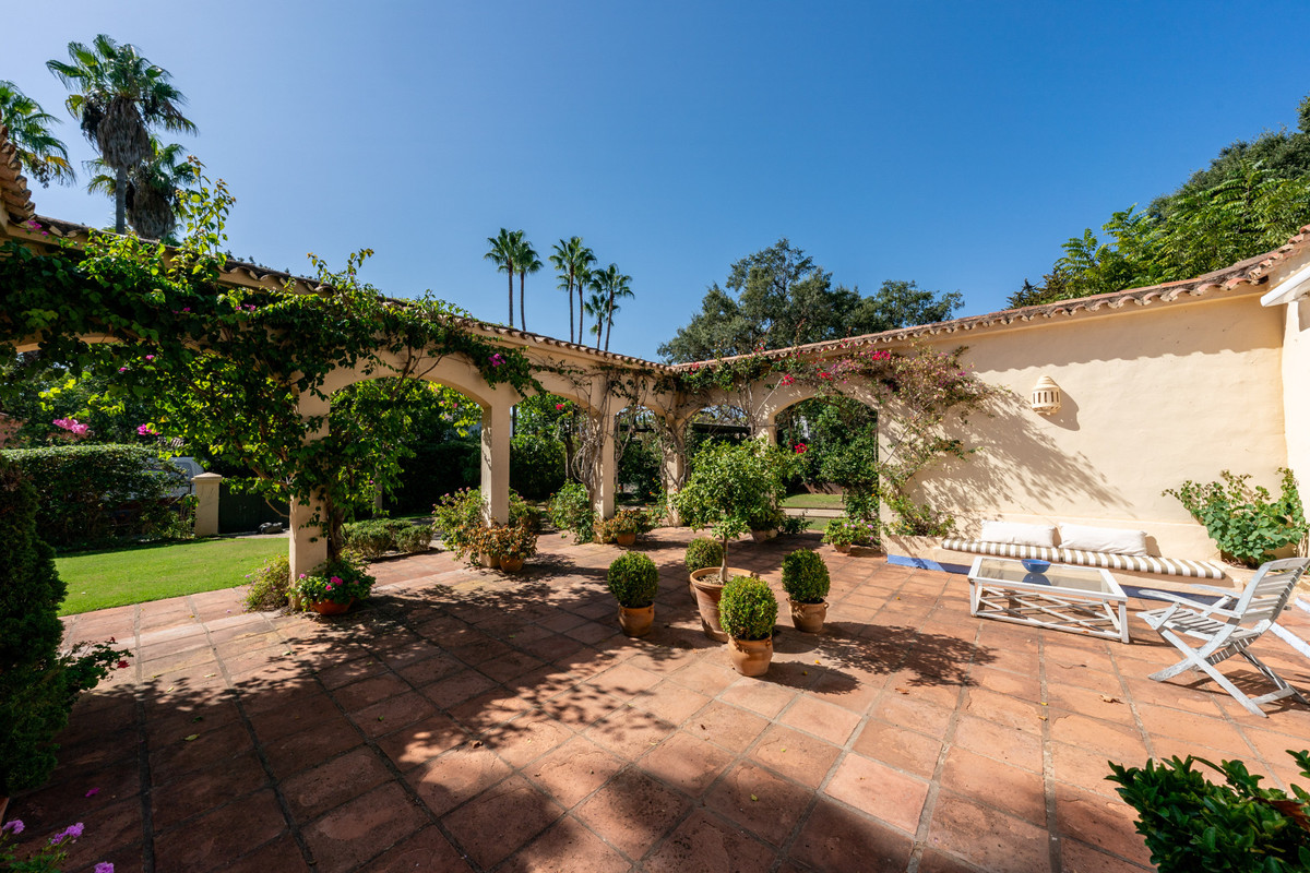 Se vende Villa - Chalet de 5 dormitorios en Costa Del Sol, Cadiz, España