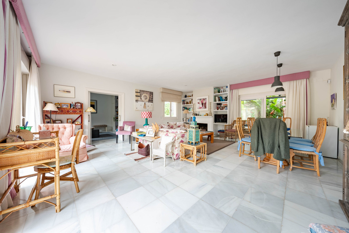 Se vende Villa - Chalet de 5 dormitorios en Costa Del Sol, Cadiz, España