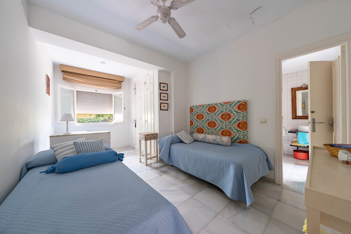 Se vende Villa - Chalet de 5 dormitorios en Costa Del Sol, Cadiz, España