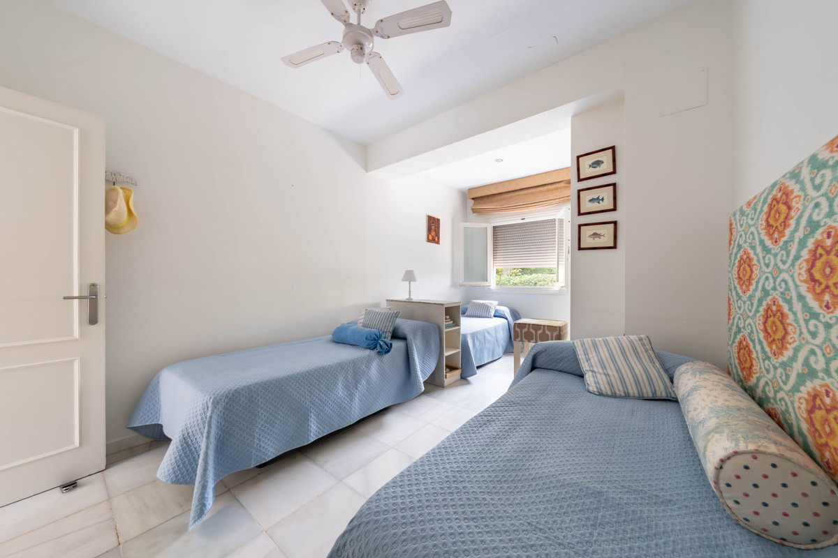 Se vende Villa - Chalet de 5 dormitorios en Costa Del Sol, Cadiz, España