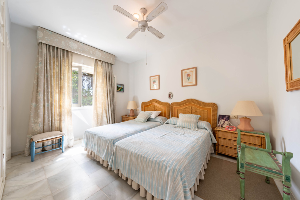Se vende Villa - Chalet de 5 dormitorios en Costa Del Sol, Cadiz, España