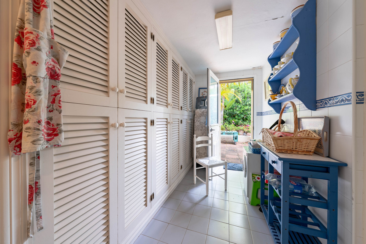 Se vende Villa - Chalet de 5 dormitorios en Costa Del Sol, Cadiz, España