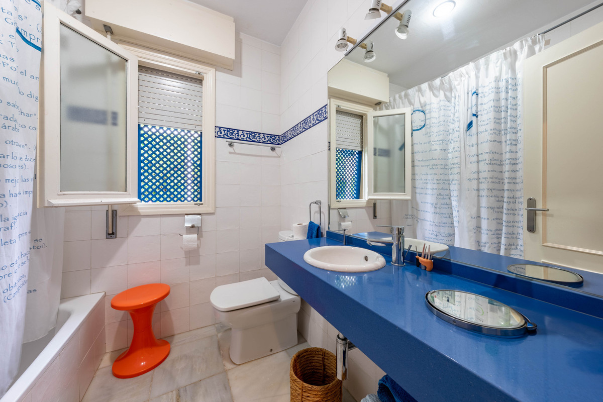 Se vende Villa - Chalet de 5 dormitorios en Costa Del Sol, Cadiz, España