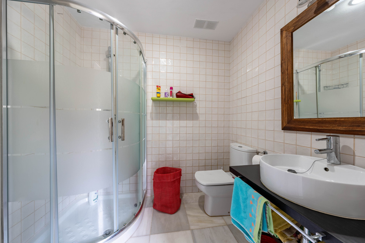 Se vende Villa - Chalet de 5 dormitorios en Costa Del Sol, Cadiz, España