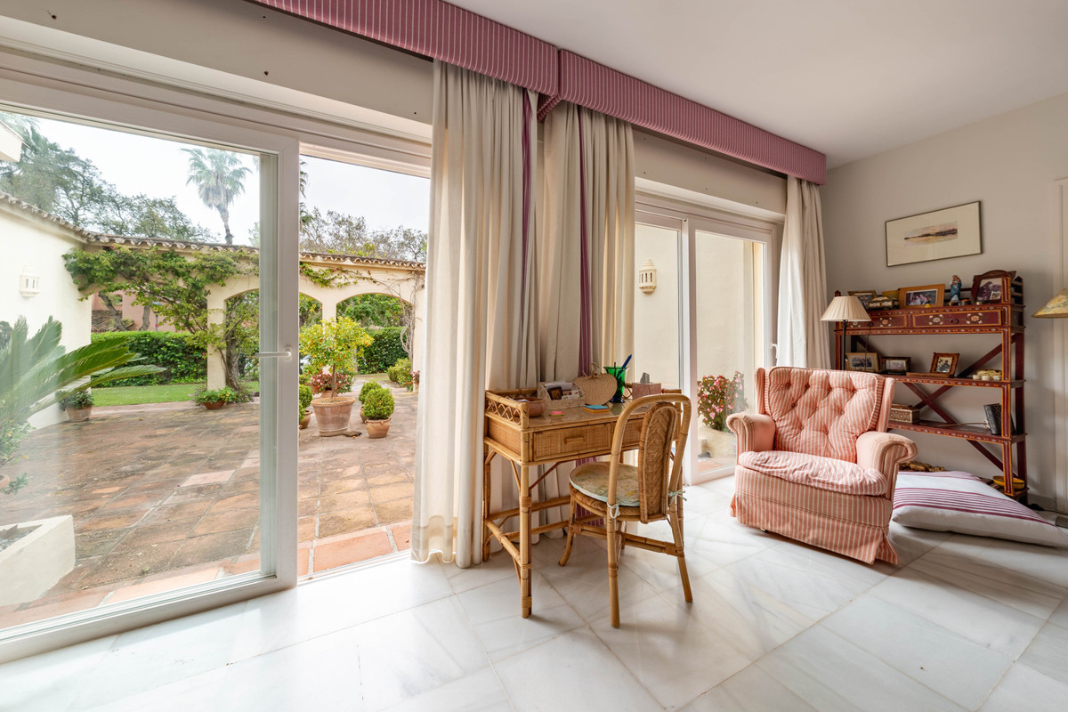Se vende Villa - Chalet de 5 dormitorios en Costa Del Sol, Cadiz, España