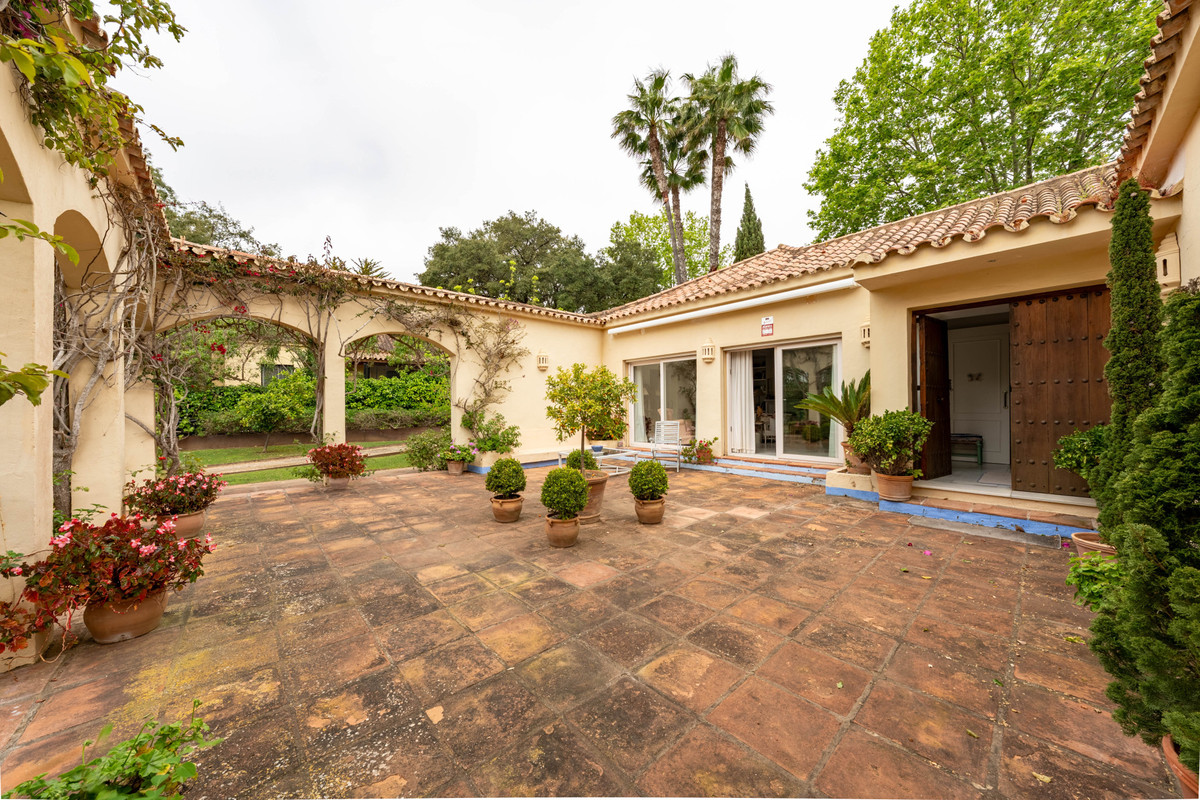 Se vende Villa - Chalet de 5 dormitorios en Costa Del Sol, Cadiz, España