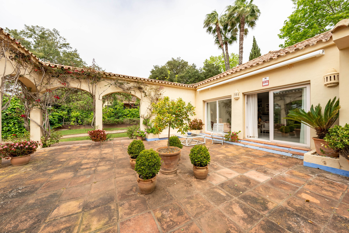 Se vende Villa - Chalet de 5 dormitorios en Costa Del Sol, Cadiz, España