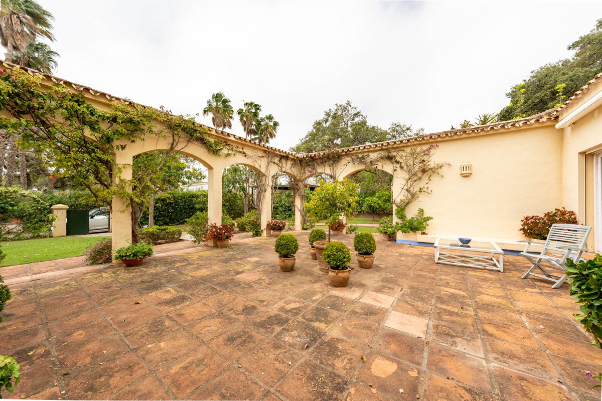 Se vende Villa - Chalet de 5 dormitorios en Costa Del Sol, Cadiz, España
